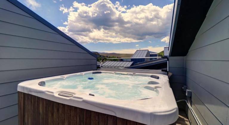 Vacation home with jacuzzi — photo 5