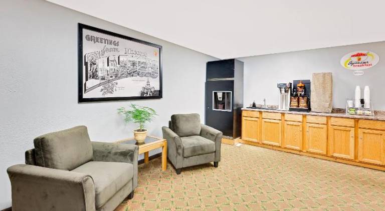 Super 8 By Wyndham Macomb — photo 2