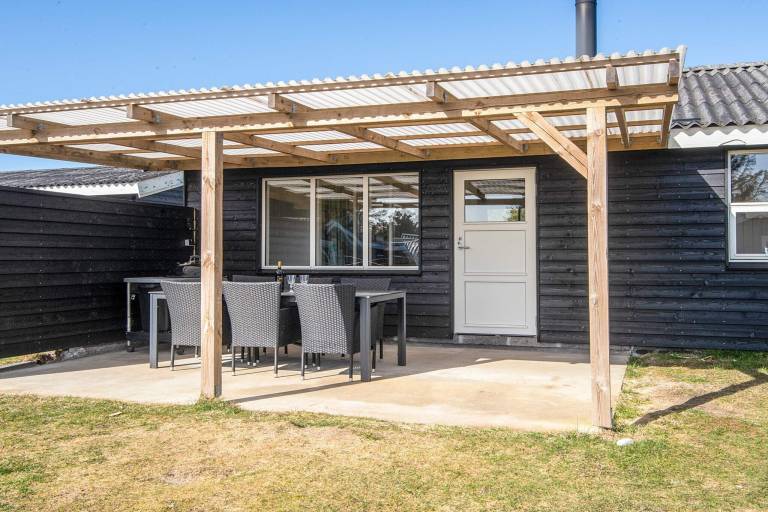 House with patio — photo 2