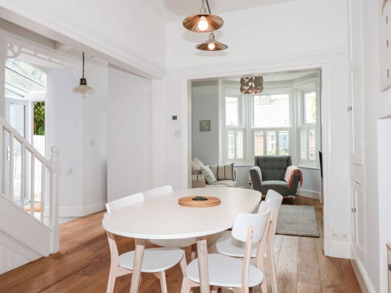 Family-oriented lovely cottage with yard & patio | Beach view | Pets are welcome — photo 5