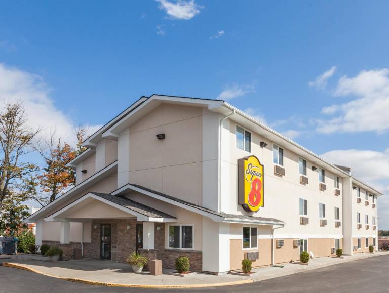 Super 8 by Wyndham Latham/Albany Airport in Latham, NY