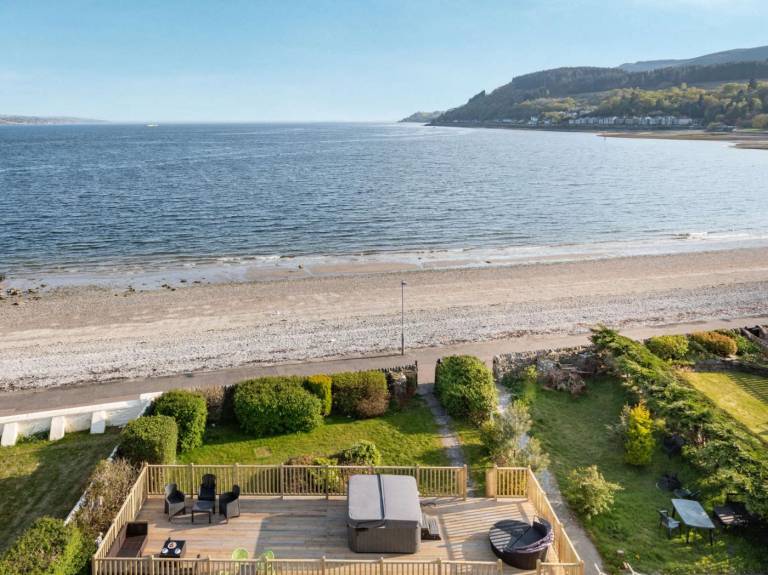 Cottage with garden & hot tub | Water view — photo 2