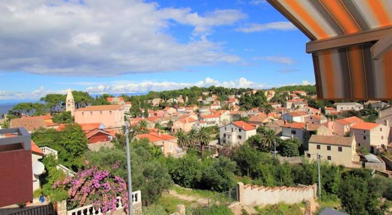 Holiday apartment with terrace & yard | Pet-friendly in Mali Losinj