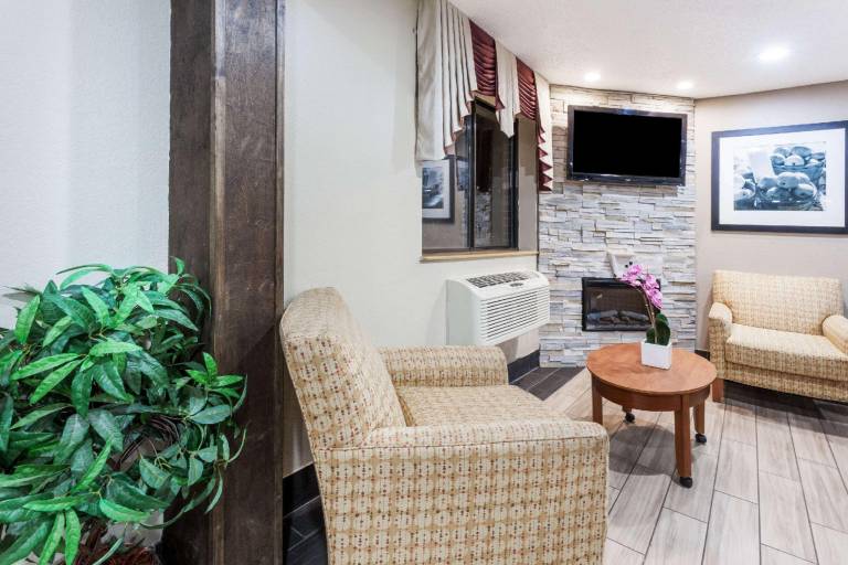 Super 8 By Wyndham Sterling Heights/Detroit Area — photo 2