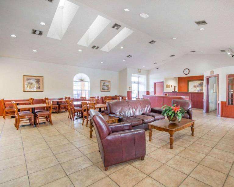 Econo Lodge Airport @ RJ Stadium — photo 2
