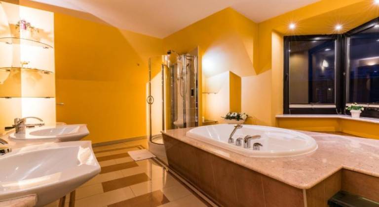 Chalet with pool & hot tub | Pets are welcome — photo 2