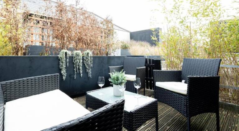 Stylish & Modern 3BR Home - Garden, Parking & PS5 — photo 4