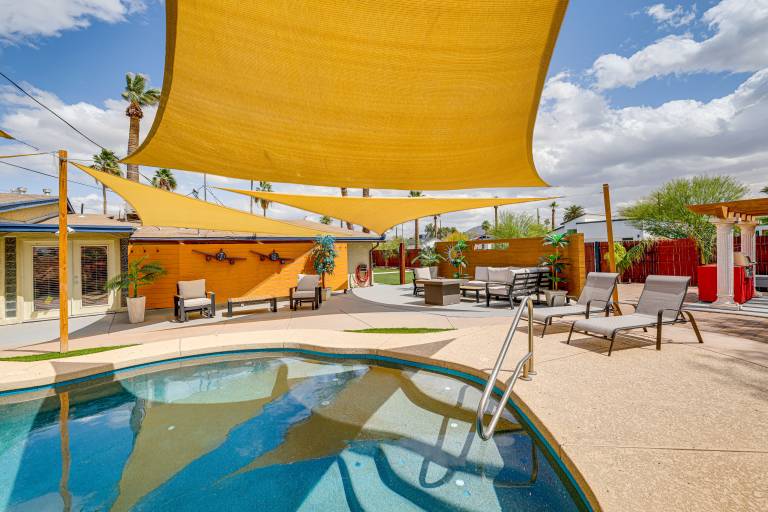 5 Mi to Phoenix Zoo Poolside Paradise