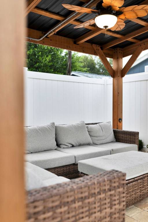 Tampa Retreat with outdoor relaxation — photo 4