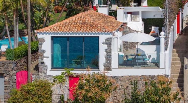 Fully equipped lovely vacation home with terrace & BBQ | Perfect for remote work | Dogs allowed in Calheta