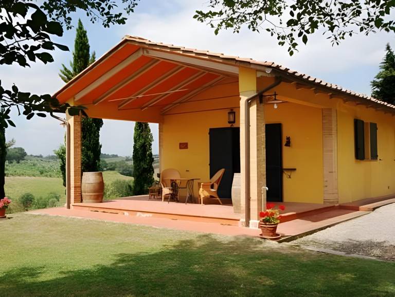 Vacation home with BBQ, yard & pool in Siena