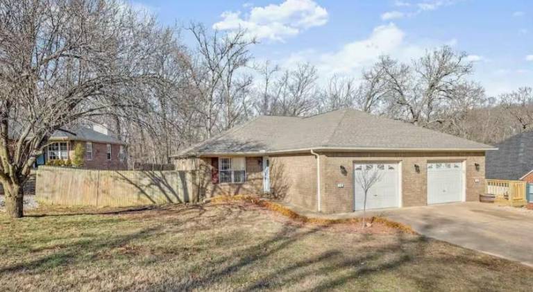 Vacation home with jacuzzi in Bentonville, AR