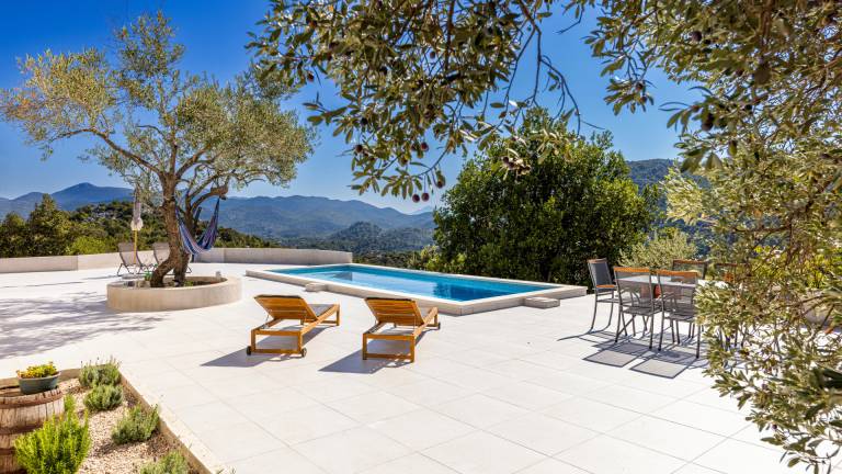 Villa with yard, BBQ & private pool — photo 4