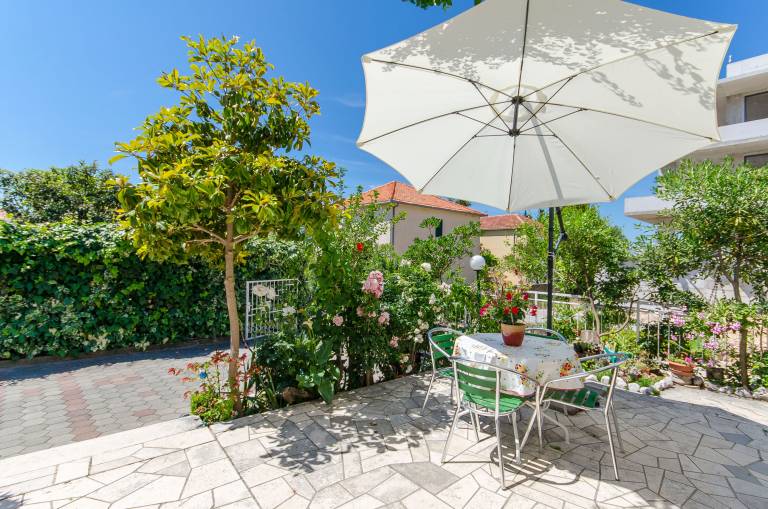 Fully equipped holiday apartment with BBQ & terrace | Garden view | Close to the beach | Pets allowed — photo 2