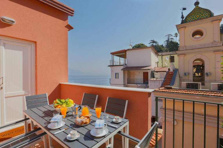 Rental apartment with patio | Water view — photo 2