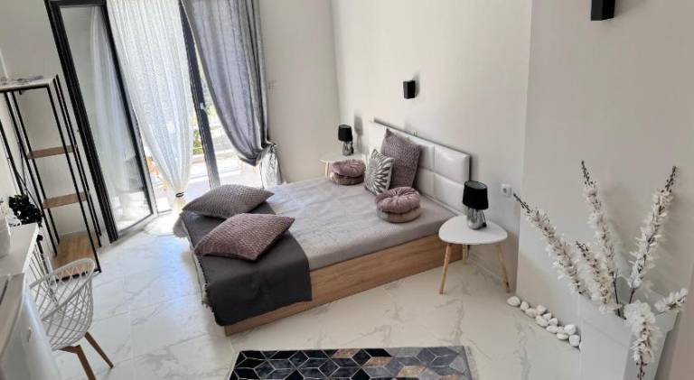 Serviced apartment with patio & garden in Skiathos
