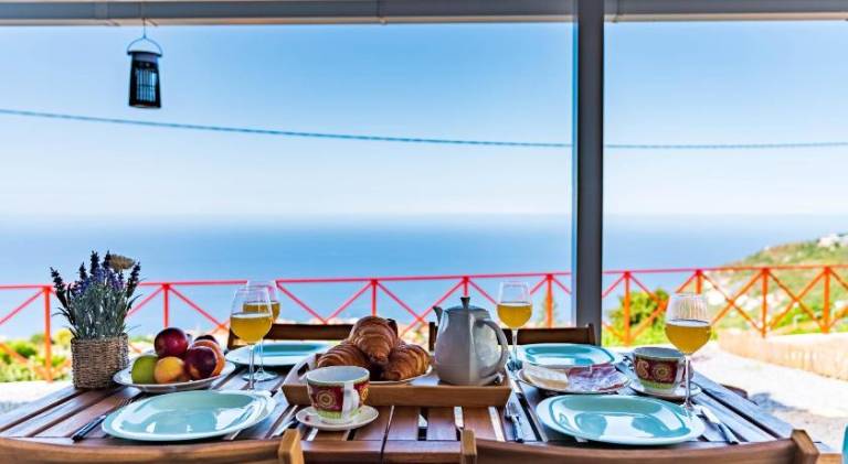 House with BBQ & patio in Calheta