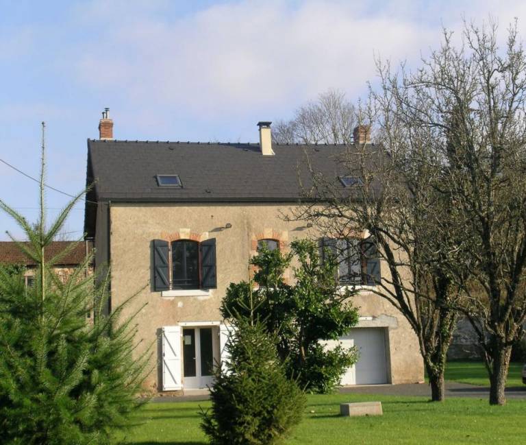 Charming gite with garden & terrace | Dogs allowed in Montlucon