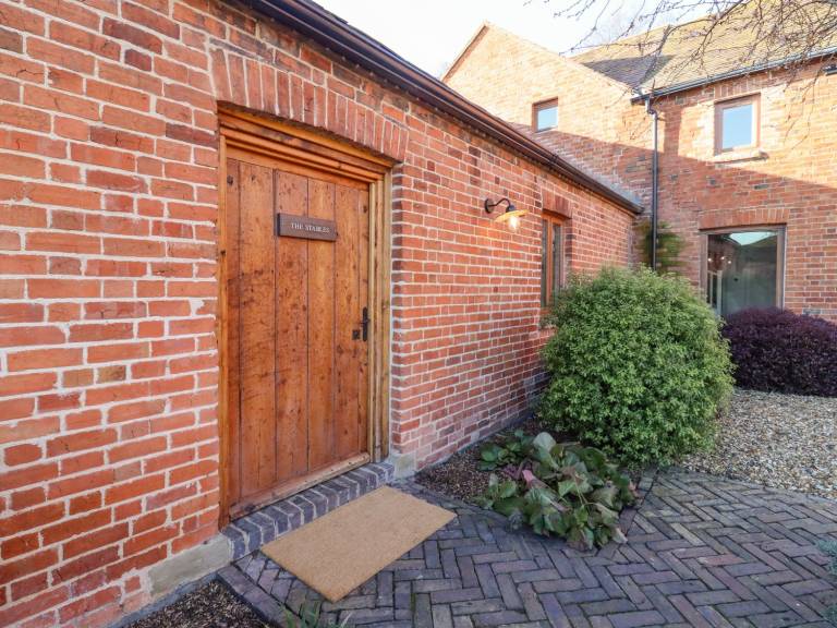 Family-oriented lovely cottage with yard | Pets allowed — photo 3