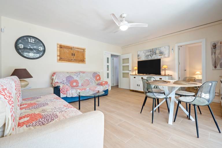 Fully equipped rental apartment with pool, terrace & garden | Garden view | Beach nearby | Dogs allowed — photo 4