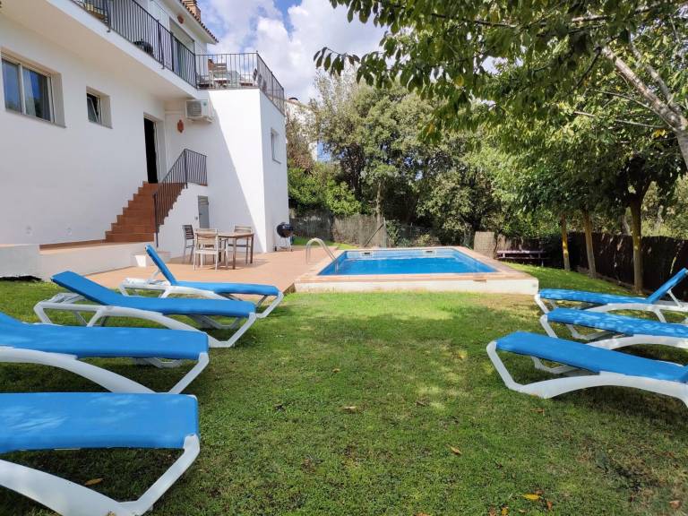 Villa with terrace, yard & barbeque | Sea view — photo 3