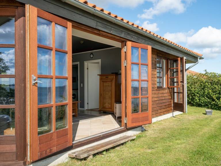Vacation home with patio, BBQ & garden | Sea view — photo 4