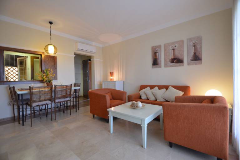 Apartment with pool & patio — photo 2