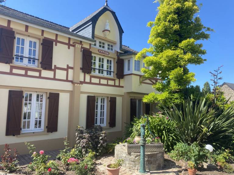 Vacation home with terrace, barbecue & yard | Nature view — photo 2
