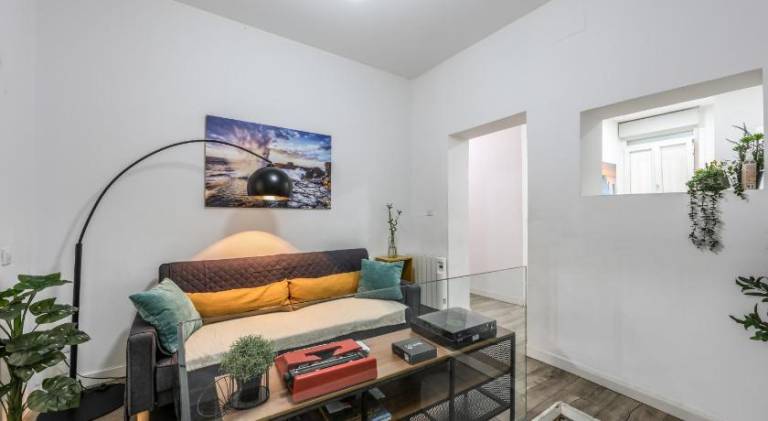 Latina Corporate Housing with Billard &Darts in Madrid