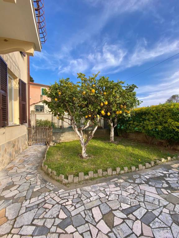 Family-oriented rental apartment with garden | Garden view | Next to the beach | Pets allowed — photo 3