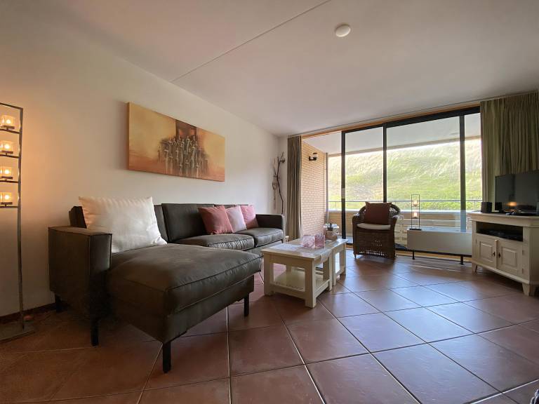 Apartment with jacuzzi & patio — photo 2