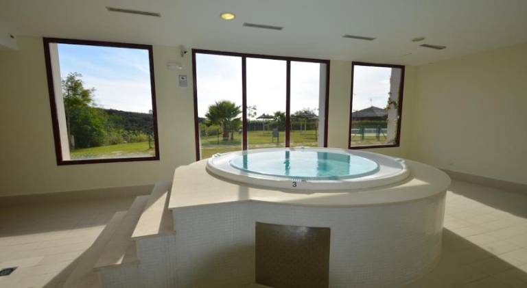 Apartment with pool, sauna & hot tub — photo 5
