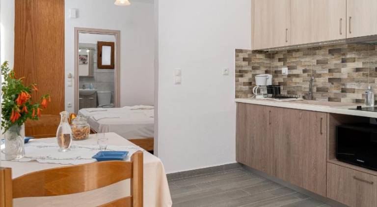 Beautiful apartment with patio & yard | Close to the beach | Perfect for remote work | Pets are welcome — photo 5