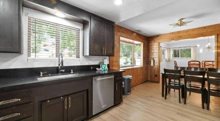 Fox & Swan Chalet - Beautiful ranch style home with Hot Tub and a Game Room with Arcade Games! — photo 4