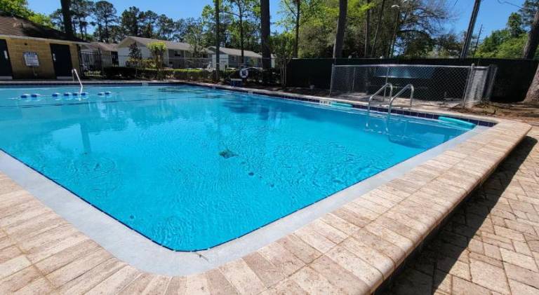 Apartment with pool — photo 3