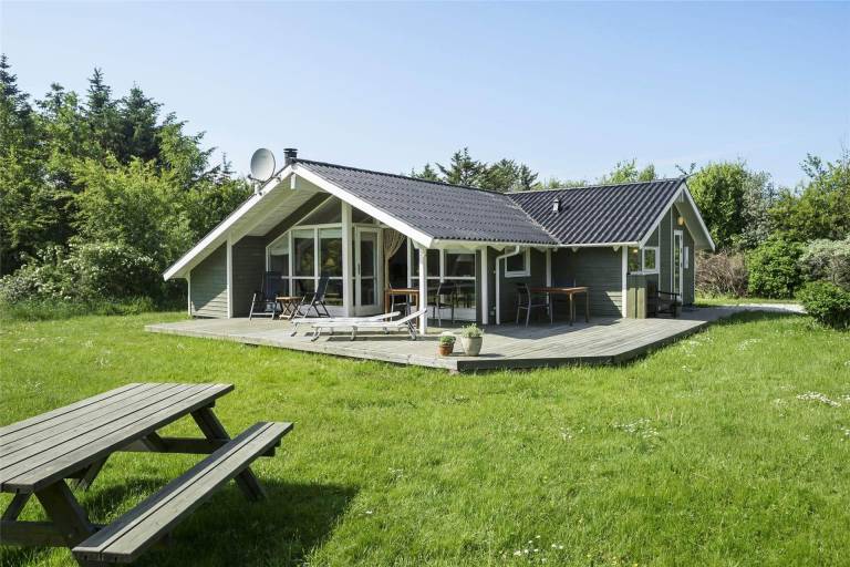 Fully equipped vacation home with hot tub, patio & barbecue | Dogs allowed in Lokken