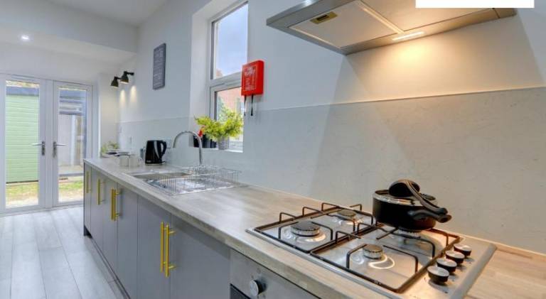 5 Bedroom - 5 Ensuite Baths, Sleeps 10, Near City Centre, with Free Wi-Fi, Garden - Family Stay - Bu — photo 5