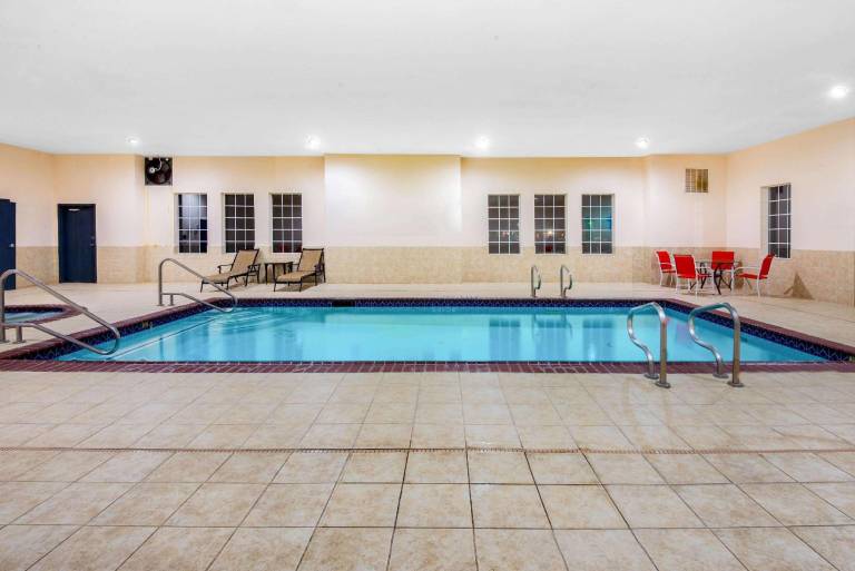 La Quinta Inn & Suites by Wyndham Glen Rose — photo 4