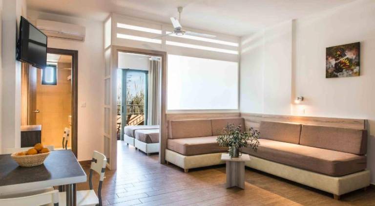 Wonderful serviced apartment with patio, yard & pool | Close to the beach | Pet-friendly — photo 3