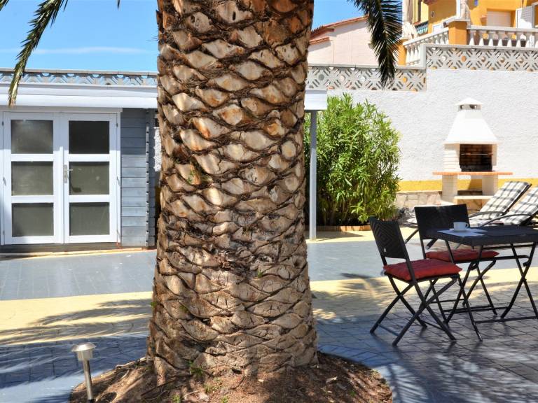 Charming Townhouse with BBQ, Terrace, and Wi-Fi in L'Escala, 800m from Beach — photo 2