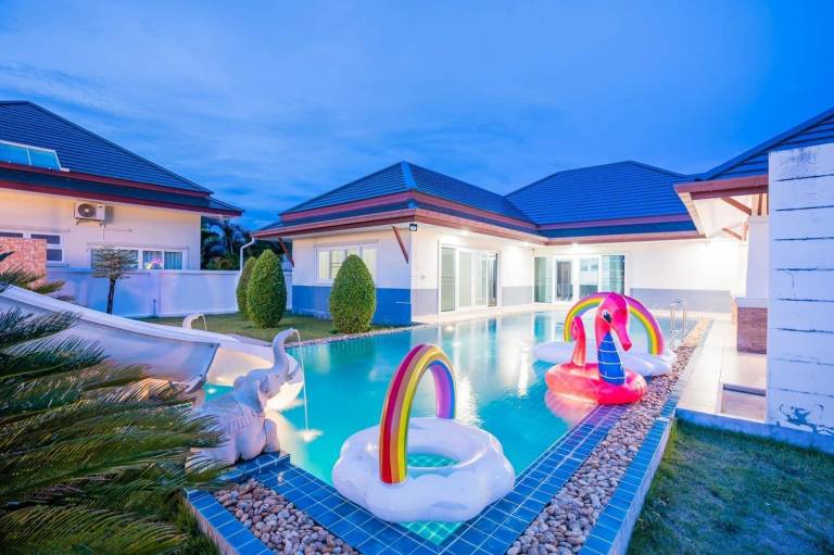 Villa with grill, pool & garden in Sattahip