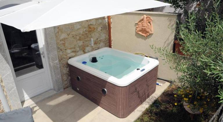 Villa with jacuzzi — photo 2