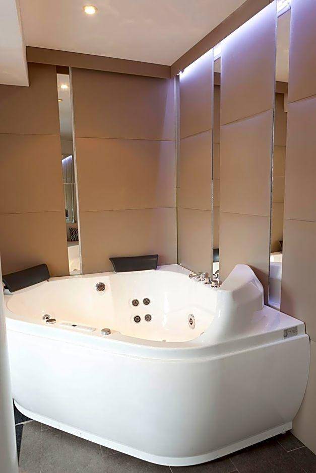 Serviced apartment with jacuzzi | Near Royal Palace of Madrid | Good for workation | Pets allowed — photo 4