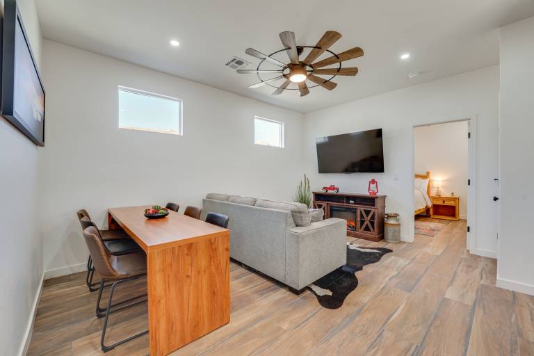 Outdoor Space Near Everything Glendale Getaway