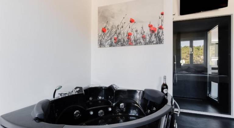 Apartment with patio & hot tub | Pets are welcome — photo 3
