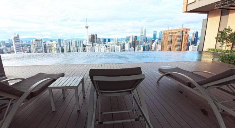 Apartment with pool, terrace & yard | Near Jalan Alor | Suitable for remote work — photo 3