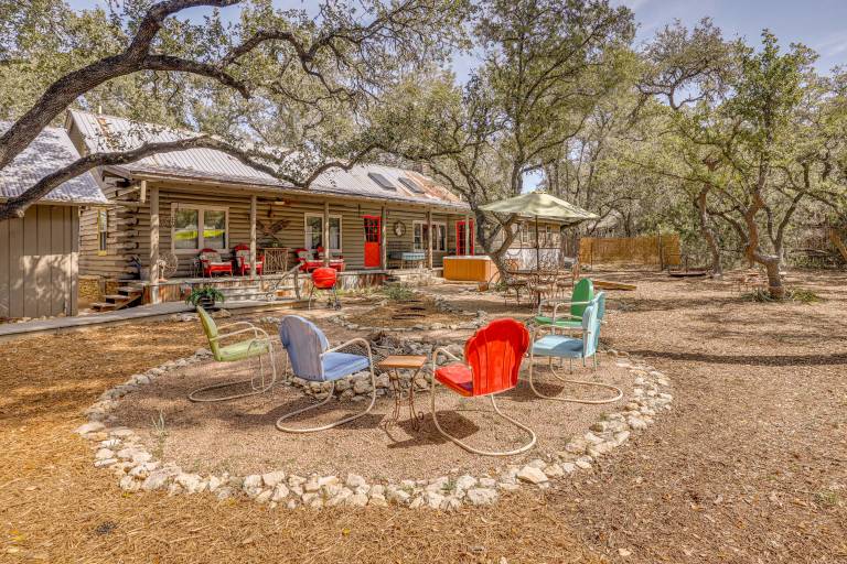 Hot Tub & Yard! 'Inn the Woods' Wimberley Cabin — photo 2