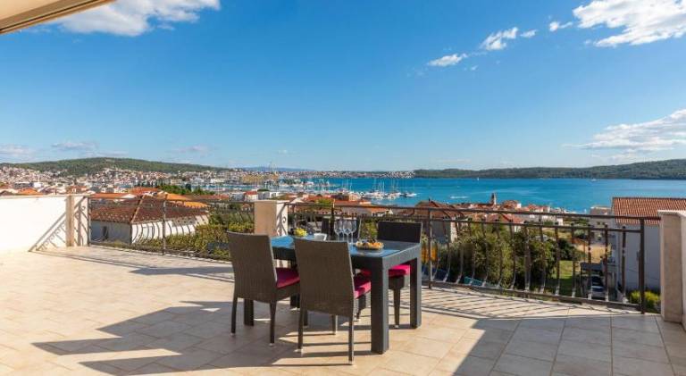 Holiday apartment with patio — photo 3