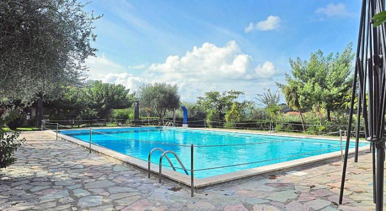 Rental apartment with pool — photo 2