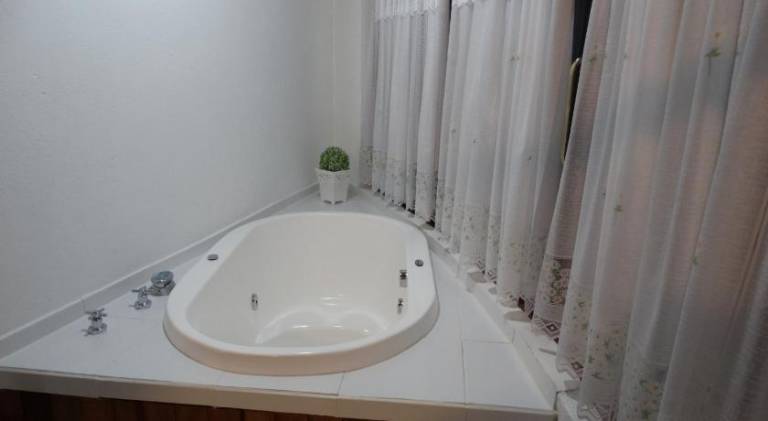 Chalet with yard, jacuzzi & terrace | Pet-friendly — photo 3